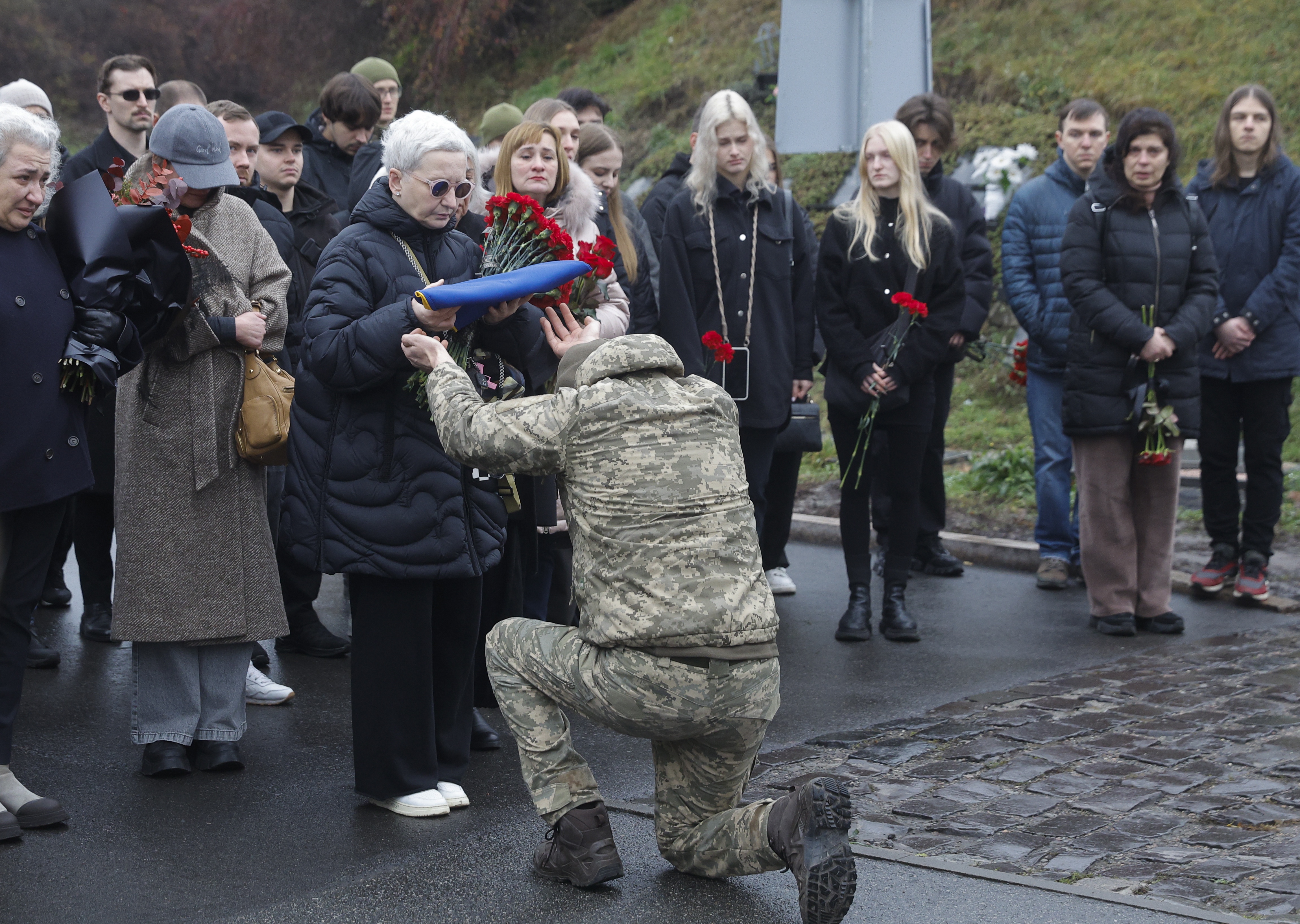 Moeder van de gesneuvelde soldaat Joechoem Agafontsev (22), militair bij de Derde Stormbrigade, bij dienst uitvaart in Kyiv op 2 december 2025. Foto Sergej Dolzjenko / ANP / EPA